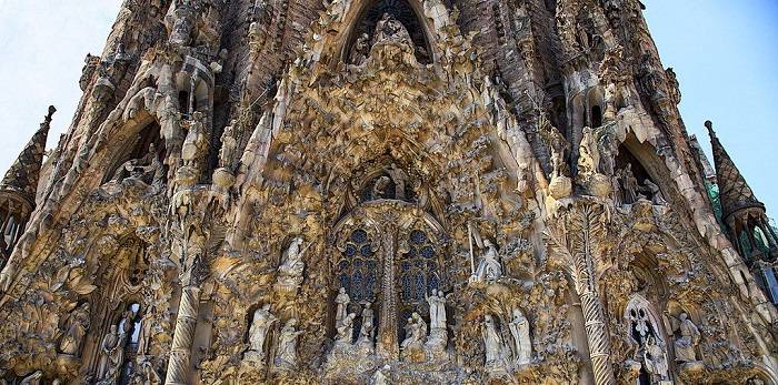 کلیسای ساگرادا فامیلیا Sagrada Família اثر آنتونی گائودی Antoni Gaudí