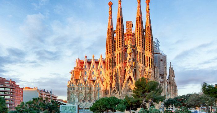 کلیسای ساگرادا فامیلیا Sagrada Família در بارسلونا