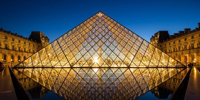 هرم شیشه‌ای الحاقی به موزه لوور در پاریس