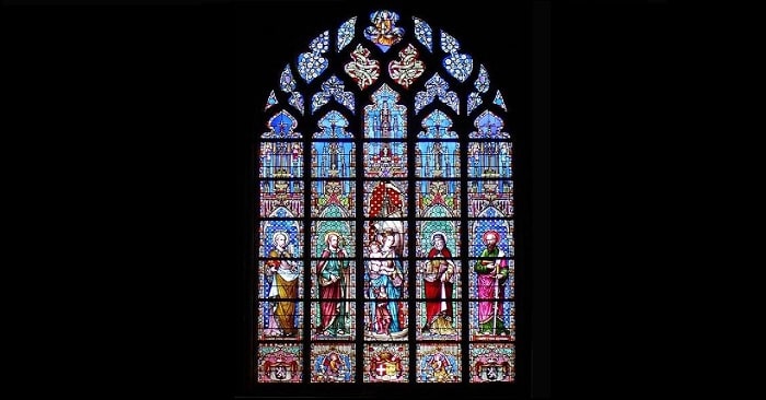 شیشه های رنگی گوتیک با تصاویری از پیامبران و قدیسان در معماری